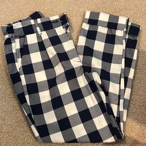 Super cute pants looks like new.